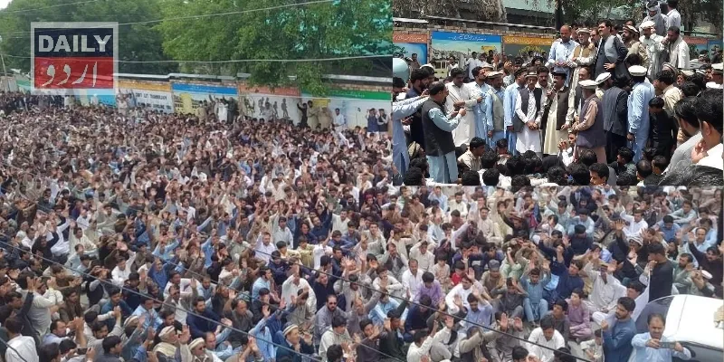 کرم: پاراچنار میں شیعہ اساتذہ اور مزدوروں کے قتل کیخلاف طوری بنگش قبائل کا احتجاج