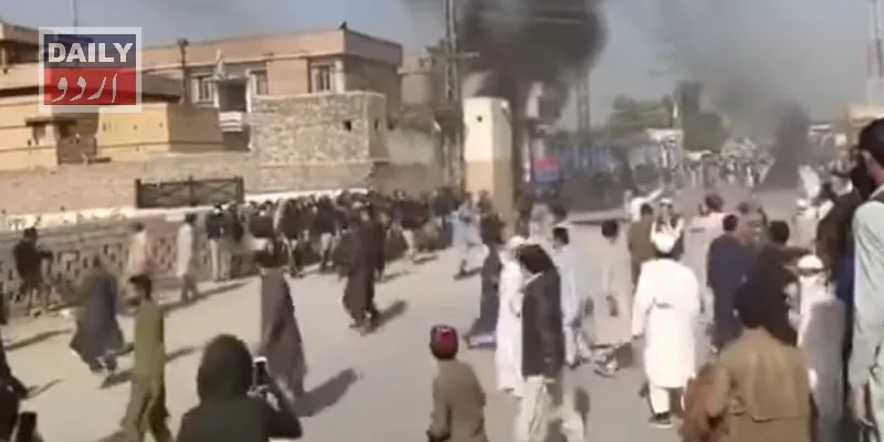 پشاور: پولیس نے توہین مذہب کے مبینہ ملزم کو مشتعل ہجوم سے بچا لیا